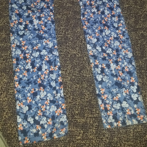 Levi's Junior's Floral Patterned Skinny Jeans - Picture 3 of 5